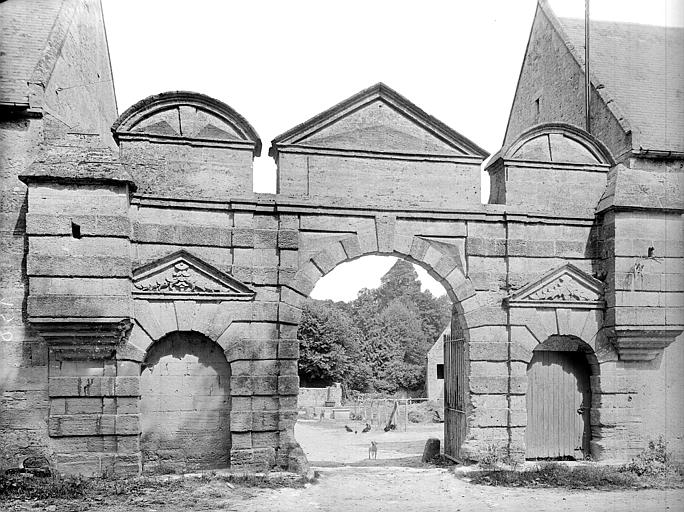 Portail du château vu depuis la rue