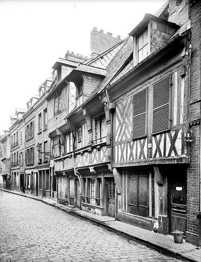 Façades sur rue à pans de bois