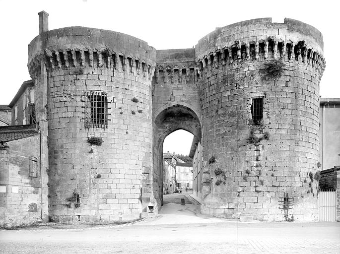 Porte de Ville dite Porte Saint-Jacques vue depuis le quai