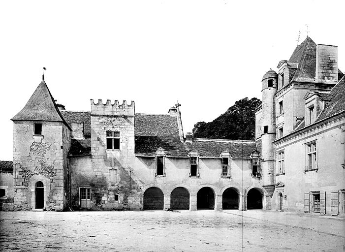 Façade sud de l'aile occidentale vue depuis la cour. Tourelle carrée. Galerie