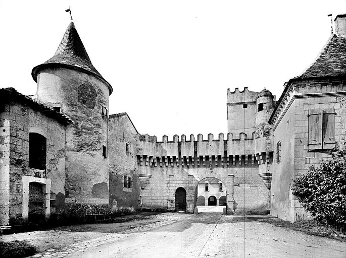 Portail d'entrée ouvrant sur la cour