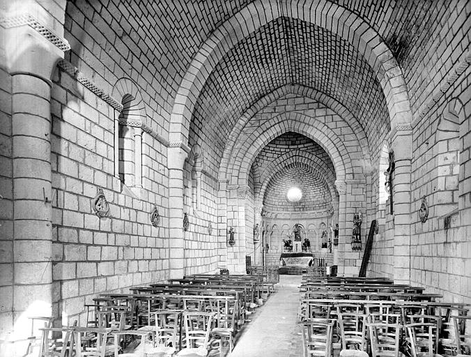 Vue intérieure de la nef vers le choeur