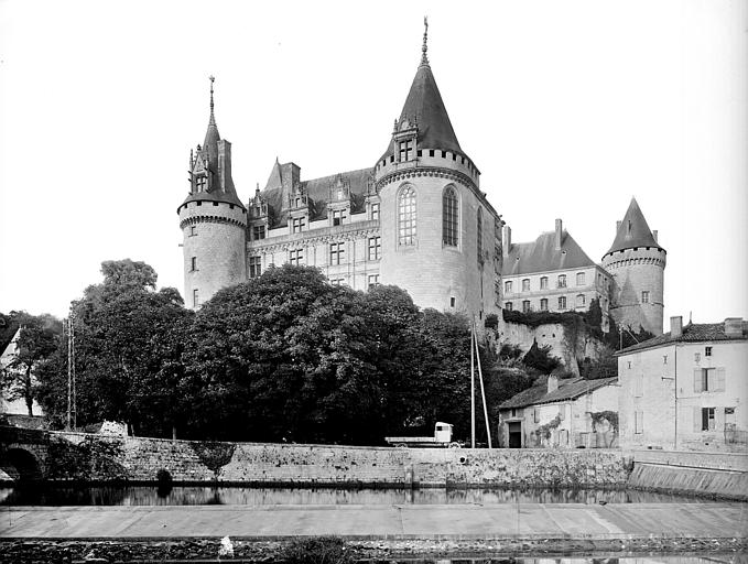 Ensemble est : chapelle et tour sud-est vues depuis l'autre rive de la Tardoire. Pont au premier plan. A l'arrière-plan, tour de l'aile occidentale