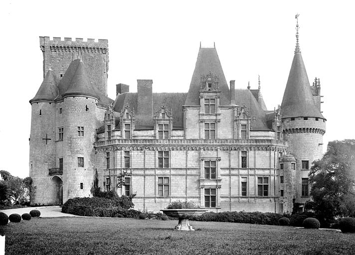 Ensemble sud vu depuis le jardin. Vasque en marbre blanc provenant du château de Gaillon