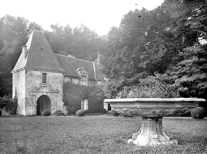 Terrasse sud du jardin : Vasque en marbre blanc. A l'arrière-plan, bâtiment annexe servant d'entrée