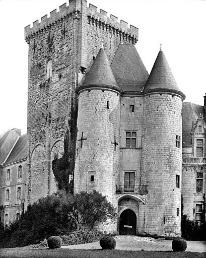 Ensemble sud-ouest : Donjon. Tours d'entrée du château