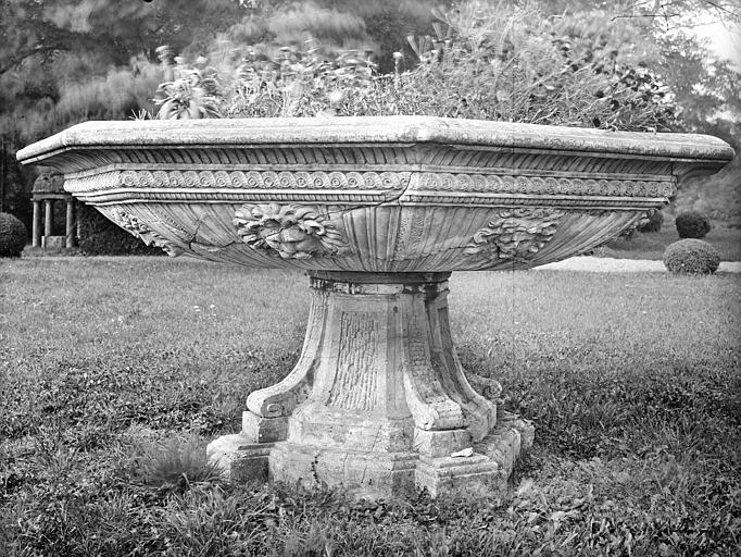 Terrasse sud du jardin : Vasque en marbre blanc