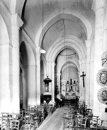 Vue intérieure de la nef vers le choeur