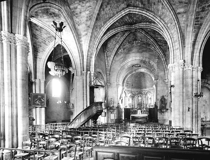 Vue intérieure de la nef vers le choeur