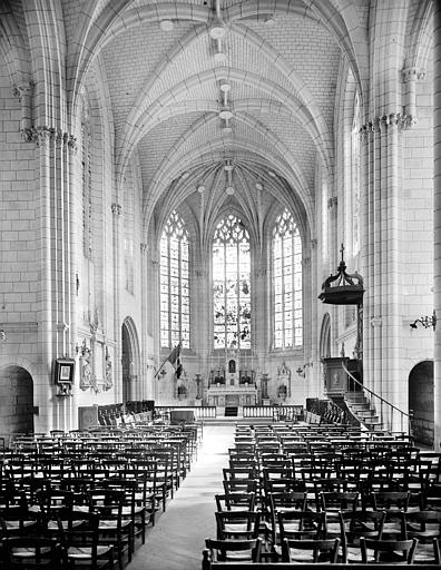 Vue intérieure de la nef vers le choeur