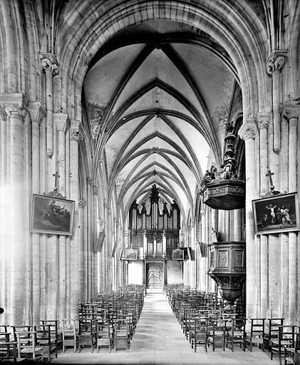 Vue intérieure de la nef depuis le choeur. Buffet d'orgue et chaire à prêcher