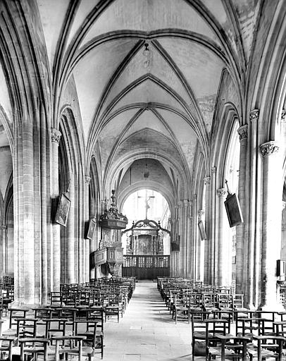 Vue intérieure de la nef vers le choeur