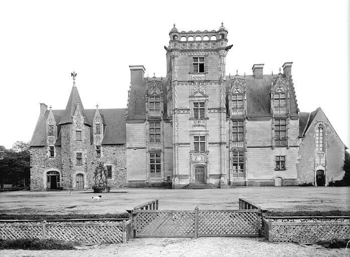 Ensemble ouest vu de face : Façade sur cour. Tour carrée du logis central. Puits