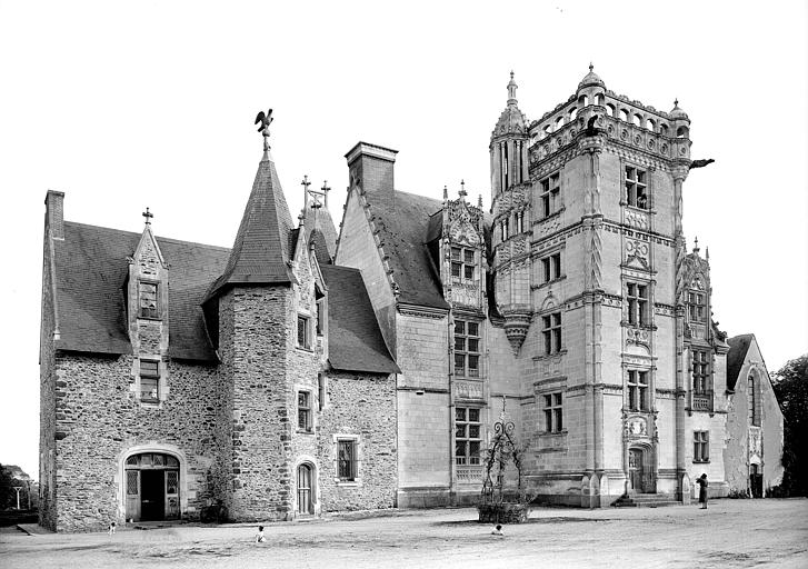 Ensemble ouest vu depuis le nord-ouest : Façade sur cour. Tour carrée du logis central. Puits