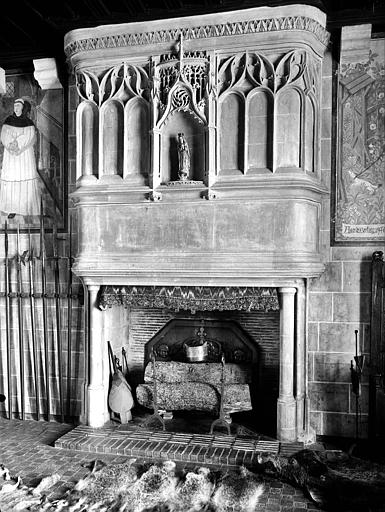 Vue intérieure de la petite salle du rez-de-chaussée : Cheminée. Statuette de la vierge dans une niche