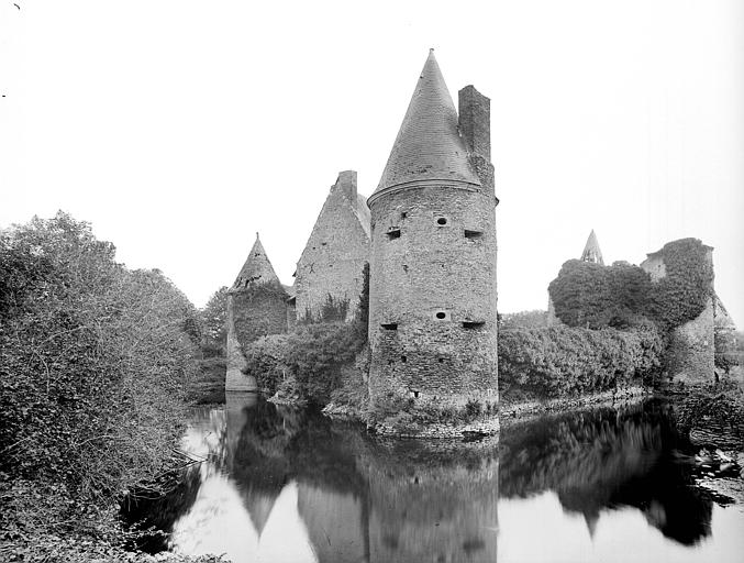 Ensembles nord-ouest et sud-ouest de l'enceinte. Enceinte du château et douves vues depuis la rive ouest