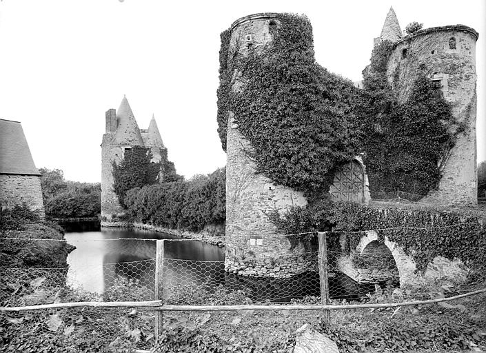 Ensembles sud-ouest et sud de l'enceinte : Entrée du château, pont et douves vus depuis la rive sud