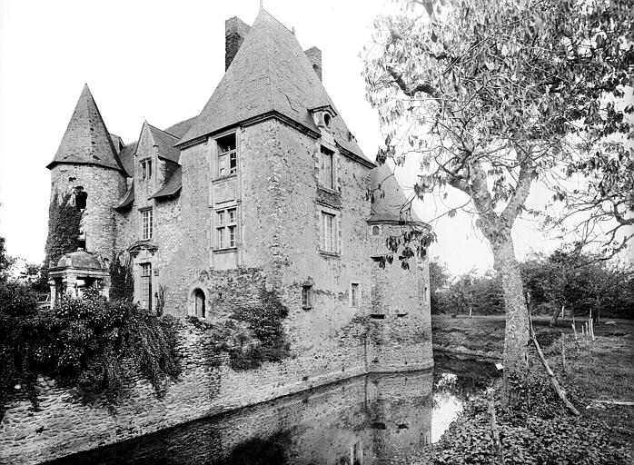 Ensemble est de l'enceinte et façade sud-est du corps de logis vus depuis la rive. Puits