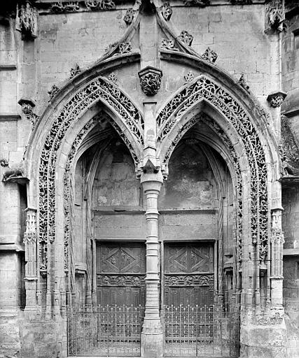 Façade ouest : Portail. Vantaux de bois sculptés