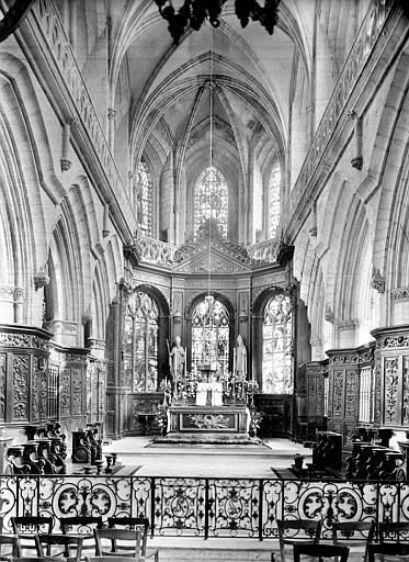 Vue intérieure du choeur : Clôture de choeur et stalles