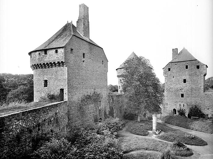 Chemin de ronde, côté sud de l'enceinte principale. Cour intérieure