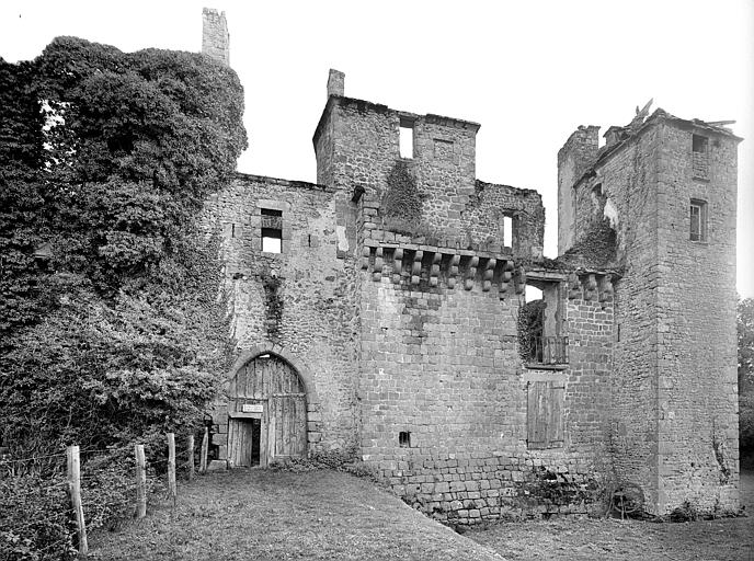 Ensemble ouest vu de face. Entrée du château