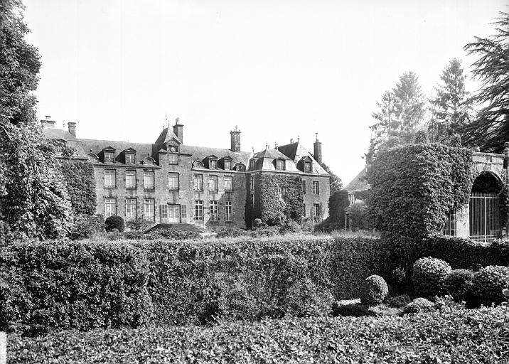 Façade sud du château vue depuis l'autre côté des douves. Enceinte et portail d'entrée