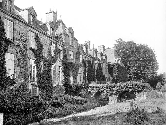 Façade nord et douves. Accès au château par une passerelle