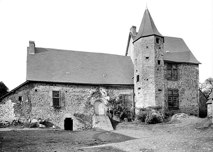 Façade principale : Vue d'ensemble. Tour