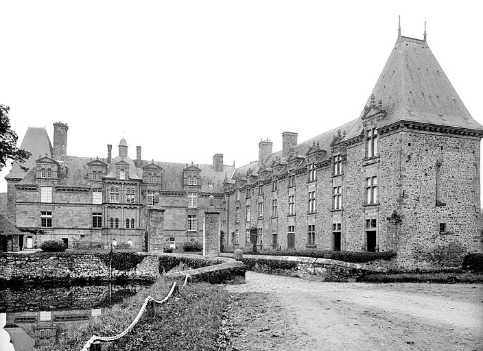 Ensemble sud-est : Vue rapprochée depuis l'entrée de la cour