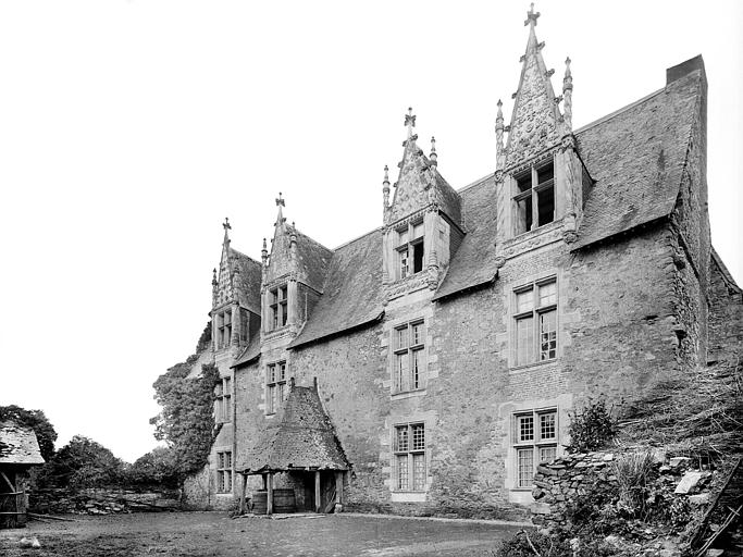 Château : Façade principale, côté cour. Ensemble nord vu depuis l'ouest