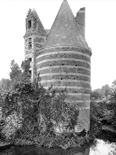 Tour d'enceinte à l'angle sud-est. Douves