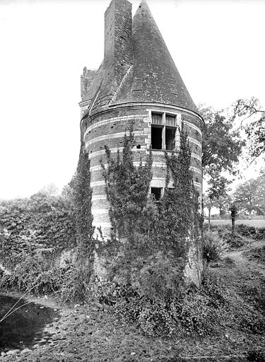 Tour d'enceinte à l'angle sud-ouest. Douves