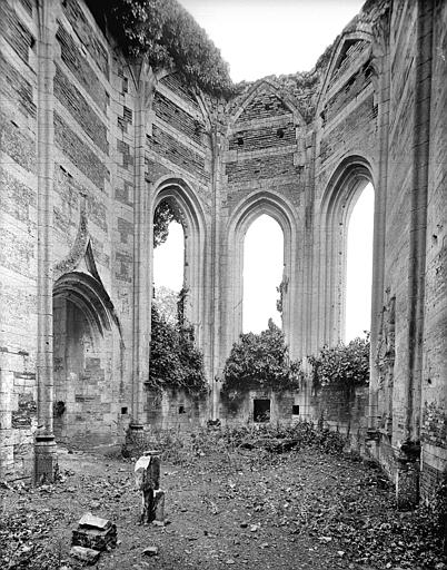 Chapelle en ruines : Vue intérieure