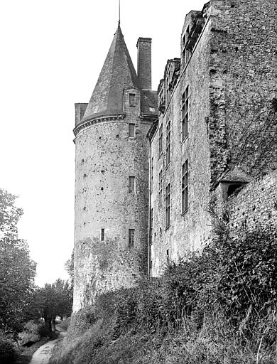 Corps de logis : Façade sud vue depuis l'angle sud-est. Tour ; rempart du Midi