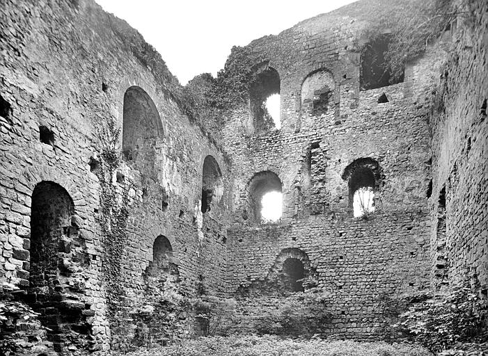 Donjon : Vue de l'intérieur en ruines