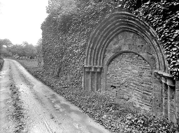 Salle capitulaire : Portail aveugle vu depuis la route