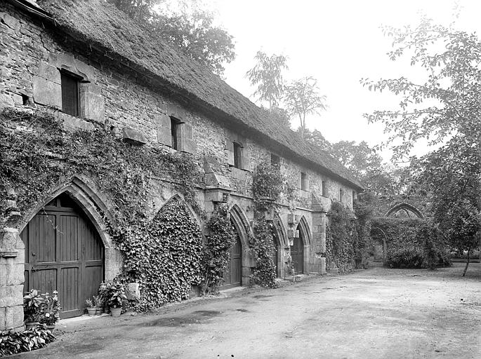 Galerie du cloître à arcades surmontée du dortoir des religieux