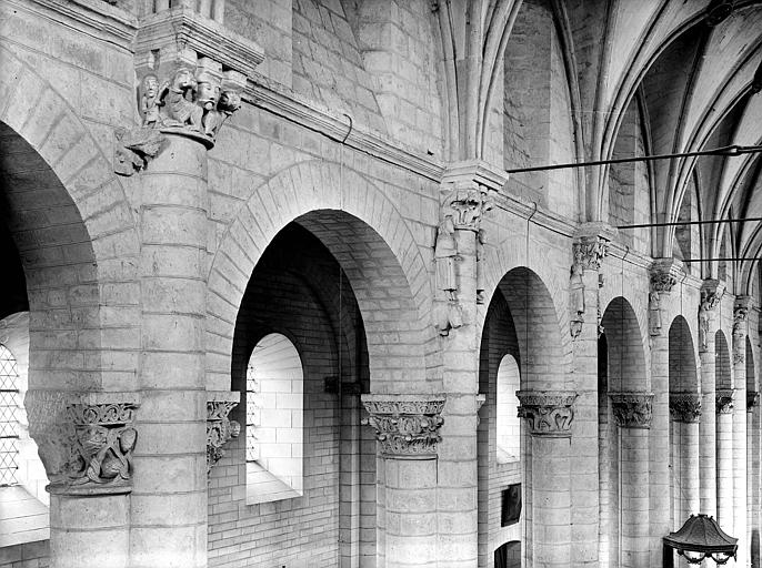 Vue intérieure de la nef et du bas-côté nord depuis l'angle sud-ouest : Partie haute. Chapiteaux historiés et statues