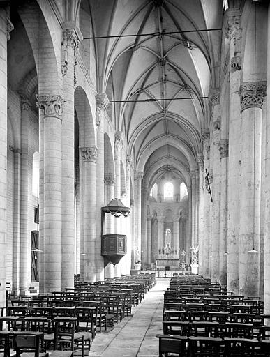 Vue intérieure de la nef vers le choeur