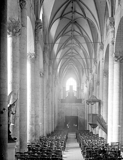 Vue intérieure de la nef depuis le choeur. Buffet d'orgue