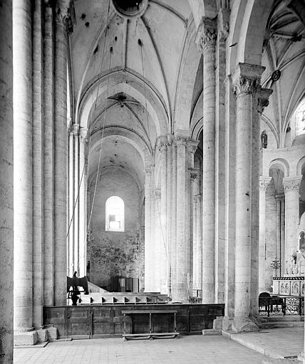 Vue intérieure du transept depuis le bras sud