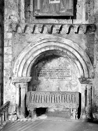 Tombeau de Pierre de Saine Fontaine. Sarcophage dans une niche surmonté d'une inscription