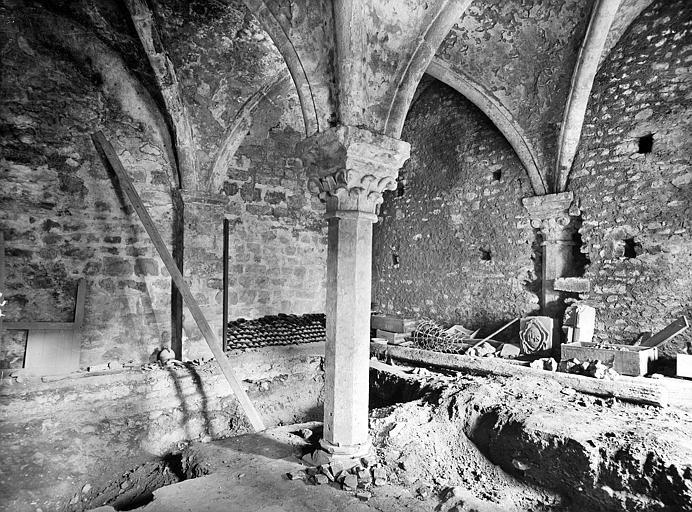 Salle capitulaire : Vue intérieure de la salle aux voûtes d'ogives portées par des colonnes