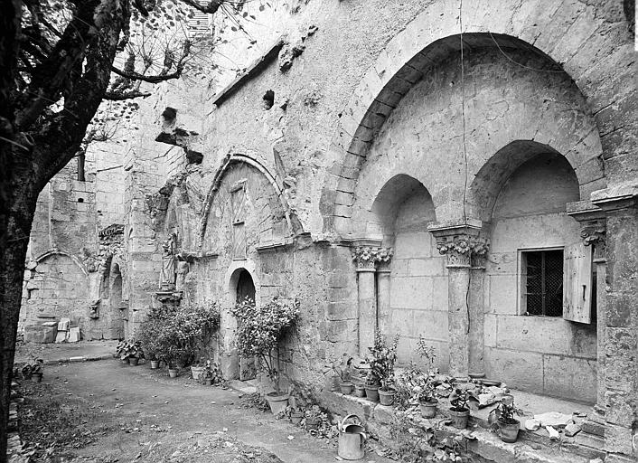 Cloître : Galerie murée vue de l'extérieur