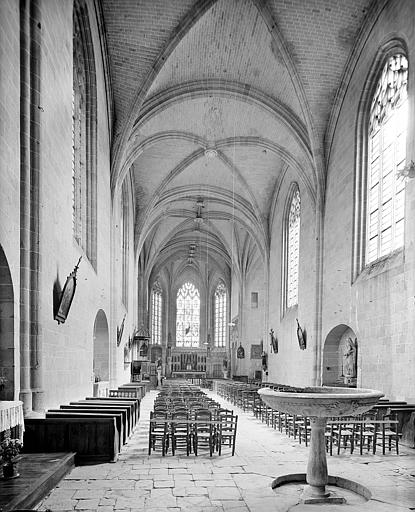 Vue intérieure de la nef vers le choeur