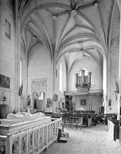 Vue intérieure : Croisée du transept vue depuis le bras nord. Au premier plan, tombeau de Philippe de Montmorency. Dans le fond, escalier de la tribune du bras sud du transept menant au buffet d'orgue. Arcades ouvrant sur la chapelle droite