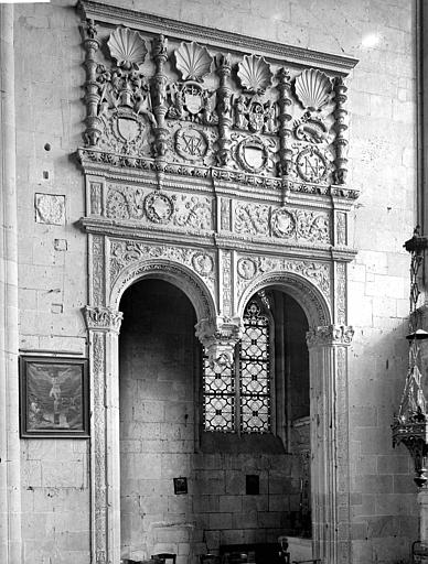 Vue intérieure du choeur : Arcades ouvrant sur la chapelle droite