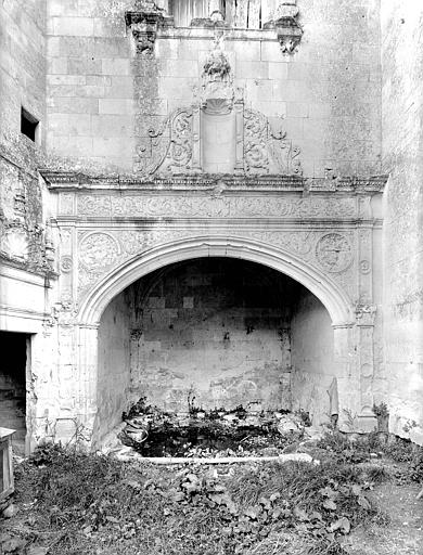 Façade sud, à l'angle de la tourelle : Fontaine sous un arc