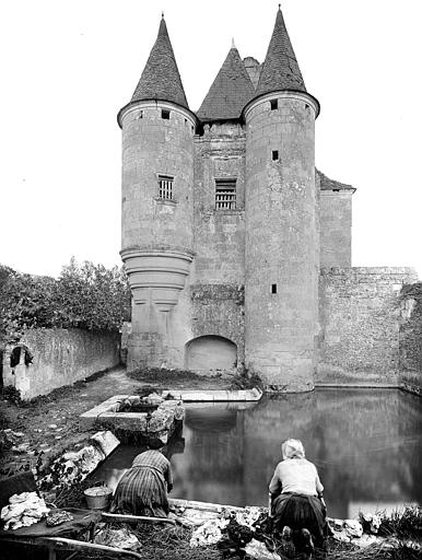 Ensemble ouest avec tourelles. Femmes au lavoir au premier plan